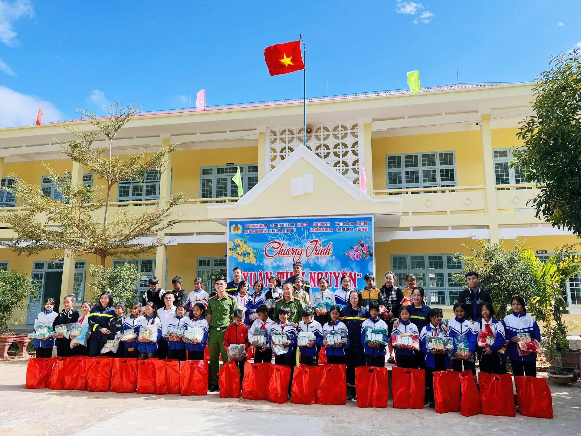 THACO AUTO GIA LAI - KON TUM THAM GIA ĐỒNG HÀNH CHƯƠNG TRÌNH "TẾT ĐẾN CÙNG EM"