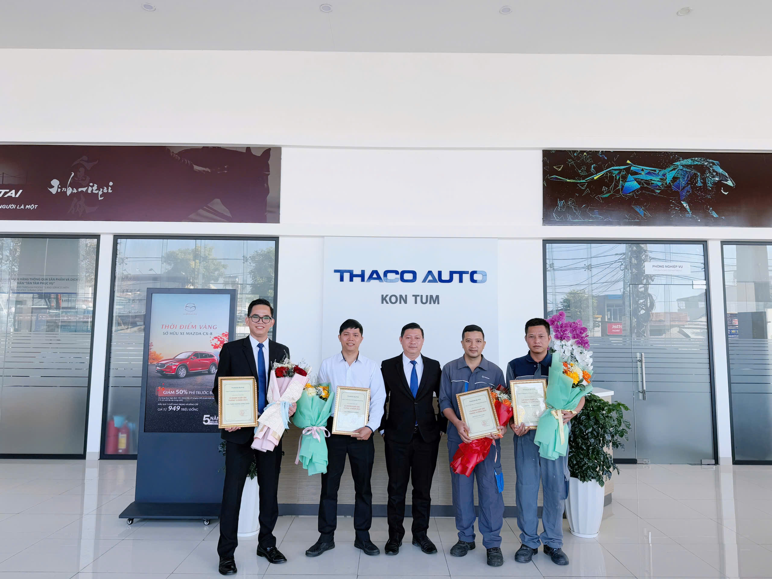 Lễ chào cờ tháng 11: THACO AUTO Kon Tum tăng tốc trong tháng cuối cùng ưu đãi 50% lệ phí trước bạ