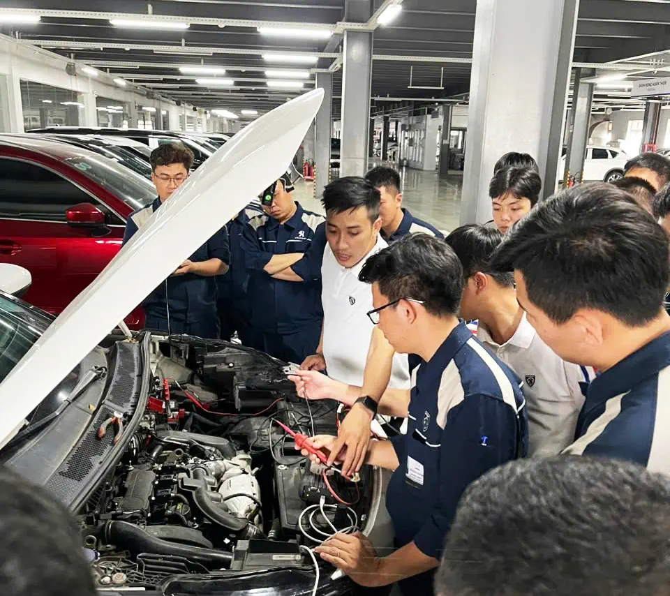Nhân sự kỹ thuật THACO AUTO Kon Tum tham gia chương trình huấn luyện chẩn đoán điện động cơ xe Peugeot