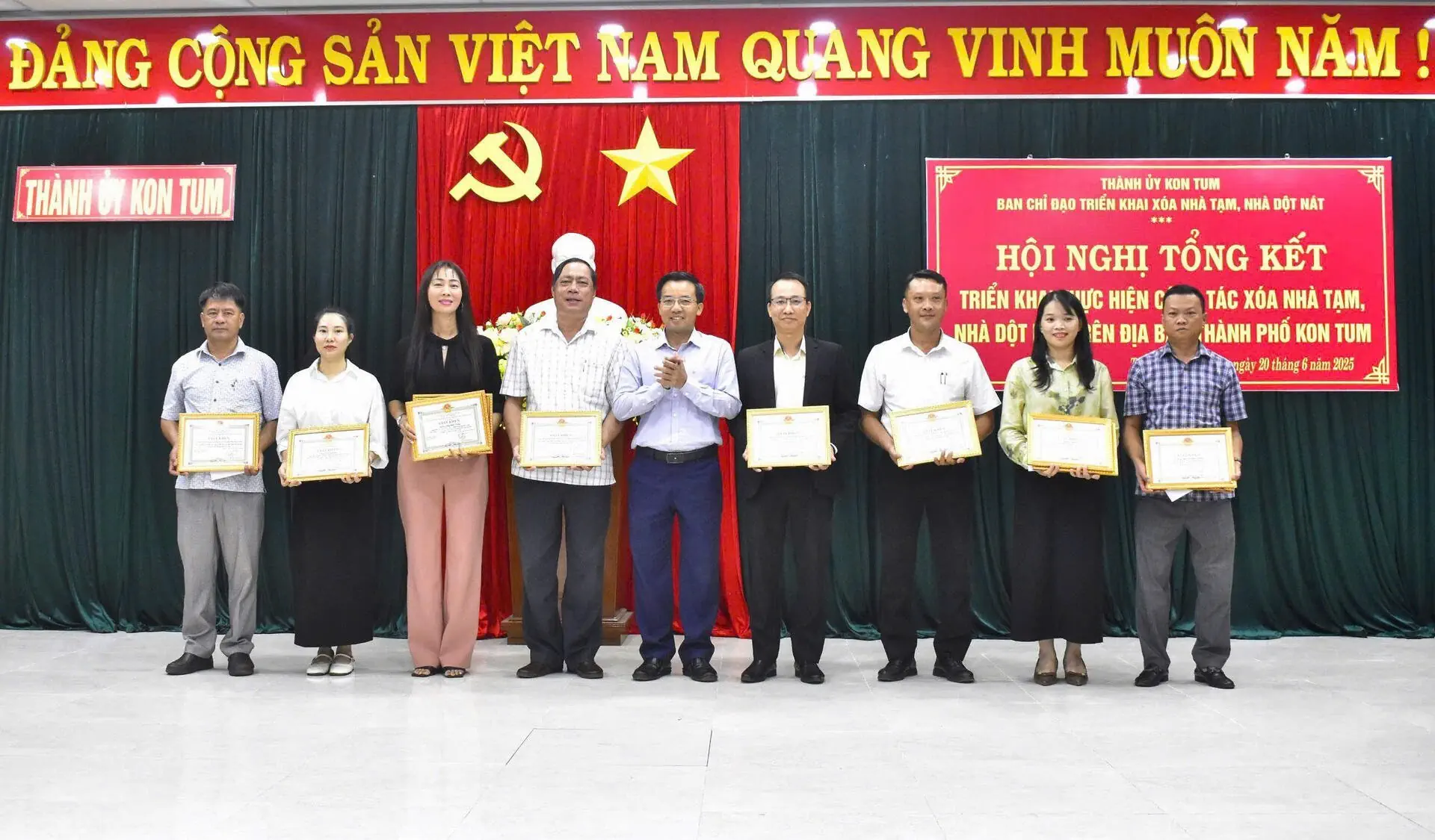 THACO AUTO Kon Tum vinh dự được nhận bằng khen vì có thành tích xuất sắc trong công tác xóa nhà tạm, nhà dột nát trên địa bàn thành phố Kon Tum năm 2025