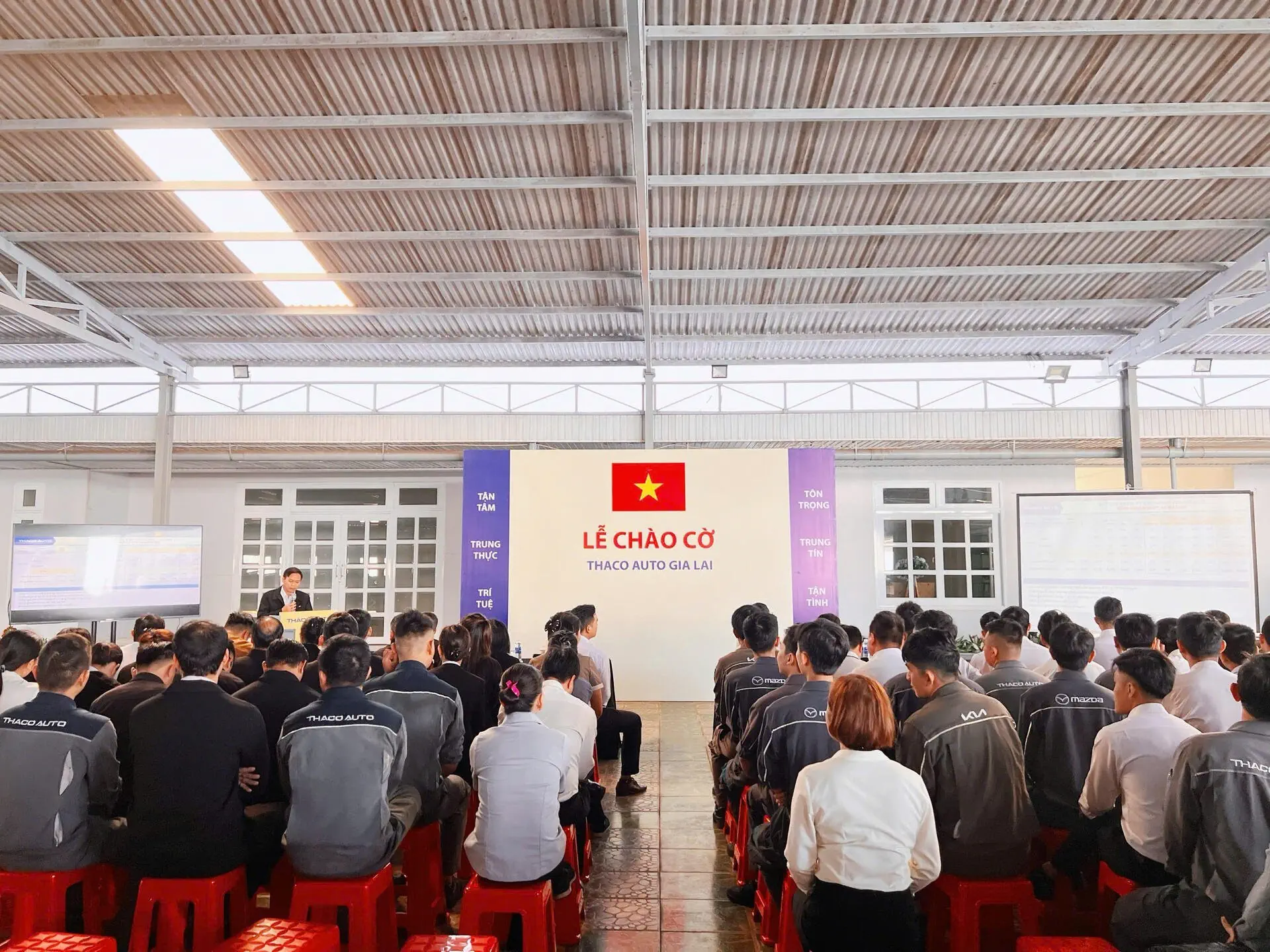 Chào cờ tháng 8/2024: THACO AUTO Gia Lai - Kon Tum vinh danh các cá nhân xuất sắc